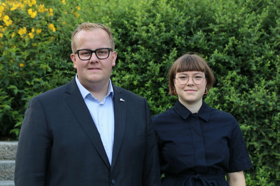 Eirik Faret Sakariassen (SV) og Karen Løland (SU) synes at 16-åringer også skal få lov til å stemme ved valg. – Det å lære betydningen av demokrati tidlig, og få det som en vane å stemme er bra, sier Faret Sakariassen.