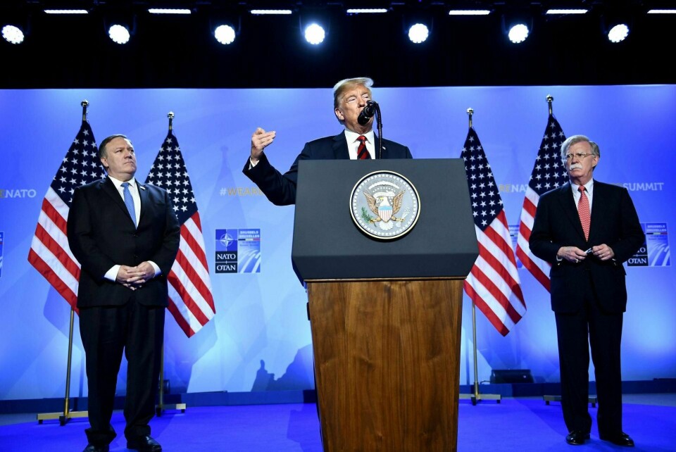 DRAGKAMP: Mens president Trump ser sanksjonene mot Iran som et alternativ til krig, ser sikkerhetsrådgiver John Bolton og utenriksminister Mike Pompeo dem som et forspill, skriver Sverre Lodgaard. Her er Trump med Pompeo (t.v.) og Bolton (t.h.). FOTO: BRENDAN SMIALOWSKI/NTB SCANPIX