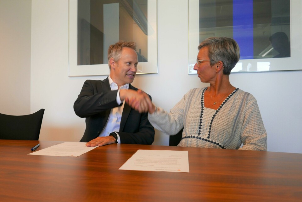 Mosseordfører Hanne Tollerud får nå leie den nye, elektriske byferga til Fredrikstad kommune for én dag. Fredrikstad-ordfører Jon-Ivar Nygård er glad for å bistå nabobyen. Her har de akkurat signert leieavtalen. Mosseordfører Hanne Tollerud får nå leie den nye, elektriske byferga til Fredrikstad kommune for én dag. Fredrikstad-ordfører Jon-Ivar Nygård er glad for å bistå nabobyen. Her har de akkurat signert leieavtalen.