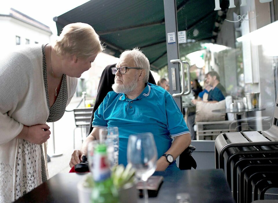 Marthe Scharning Lund (Ap) inviterte rullestolbruker Roger Holland til en øl på Grünerløkka. Tipo er ett av få steder han kommer inn, men uteserveringen fristet mest denne gangen.