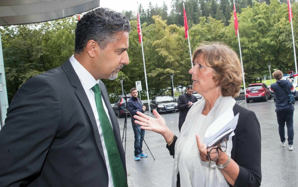 Bærum-ordfører Lisbeth Hammer Krog forteller om et sterkt preget lokalsamfunn etter moskéskytingen og drapet lørdag. Her sammen med Abid Raja da menigheten i Al-Noor Islamic Centre i Bærum samlet seg til Eid på Thon hotel i Sandvika.