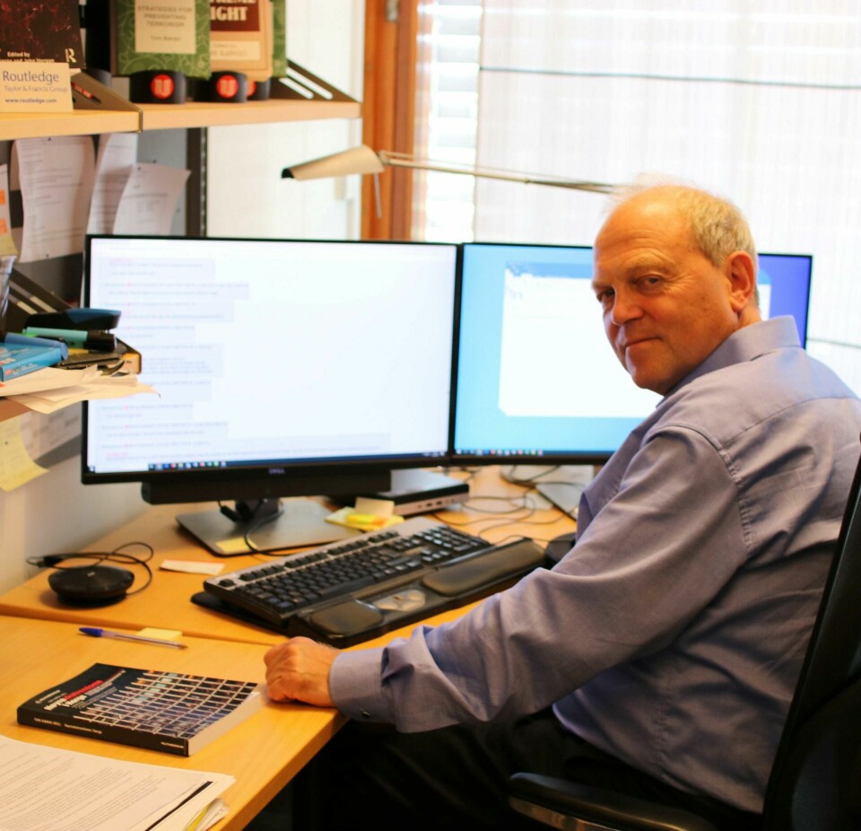 Ikke sjokkert: Tore Bjørgo, professor ved C-Rex, Senter for ekstremismeforskning, er ikke veldig sjokkert over det han leser på den norske tråden på nettforumet, der terrorhandlingen i Bærum følges i direkte. FOTO: KRISTOFFER SOLBERG Ikke sjokkert: Tore Bjørgo, professor ved C-Rex, Senter for ekstremismeforskning, er ikke veldig sjokkert over det han leser på den norske tråden på nettforumet, der terrorhandlingen i Bærum følges i direkte. FOTO: KRISTOFFER SOLBERG