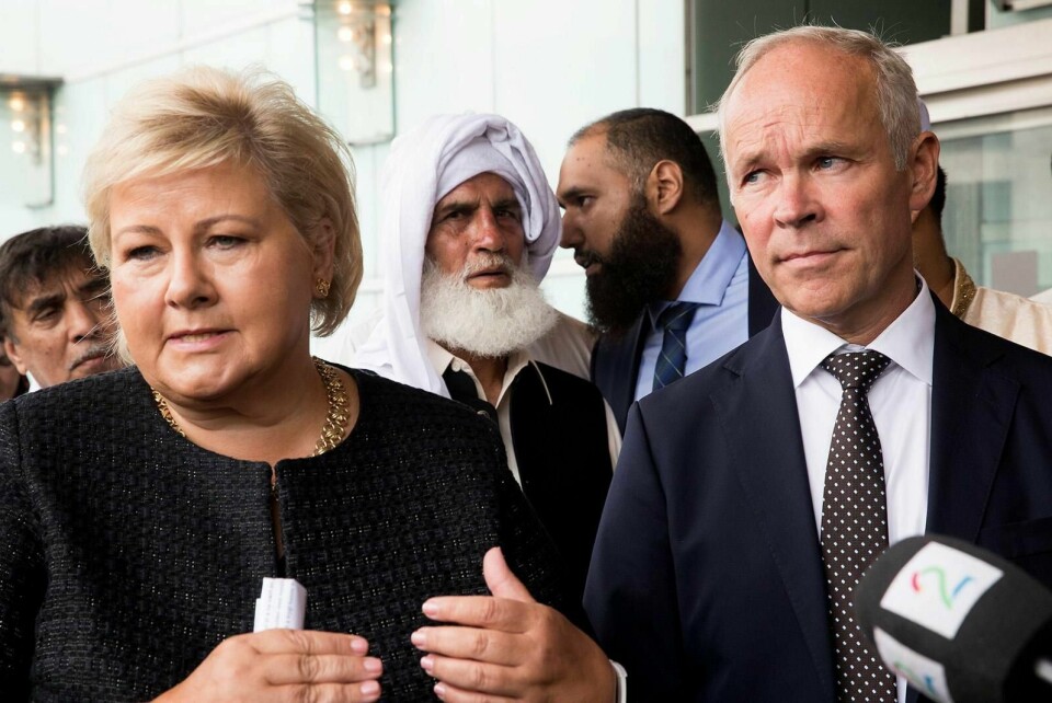 PÅ BESØK: Statsminister Erna Solberg sammen med statsråd Jan Tore Sanner var til stede da menigheten i Al-Noor Islamic Centre i Bærum samlet seg til Eid på Thon hotel i Sandvika søndag. FOTO: TERJE PEDERSEN / NTB SCANPIX