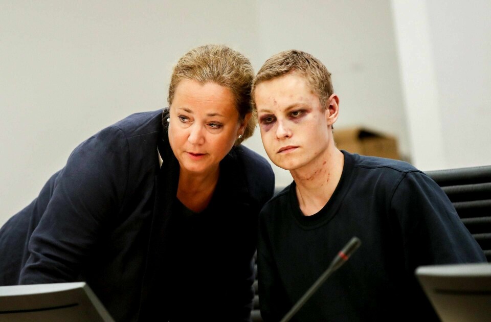 I retten: Terrorsiktede Philip Manshaus bar preg av at han ble overmannet av flere personer i bærumsmoskeen etter skytingen. Her med sin forsvarer Unni Fries i Oslo tingrett i går. FOTO: VIDAR RUUD / NTB SCANPIX