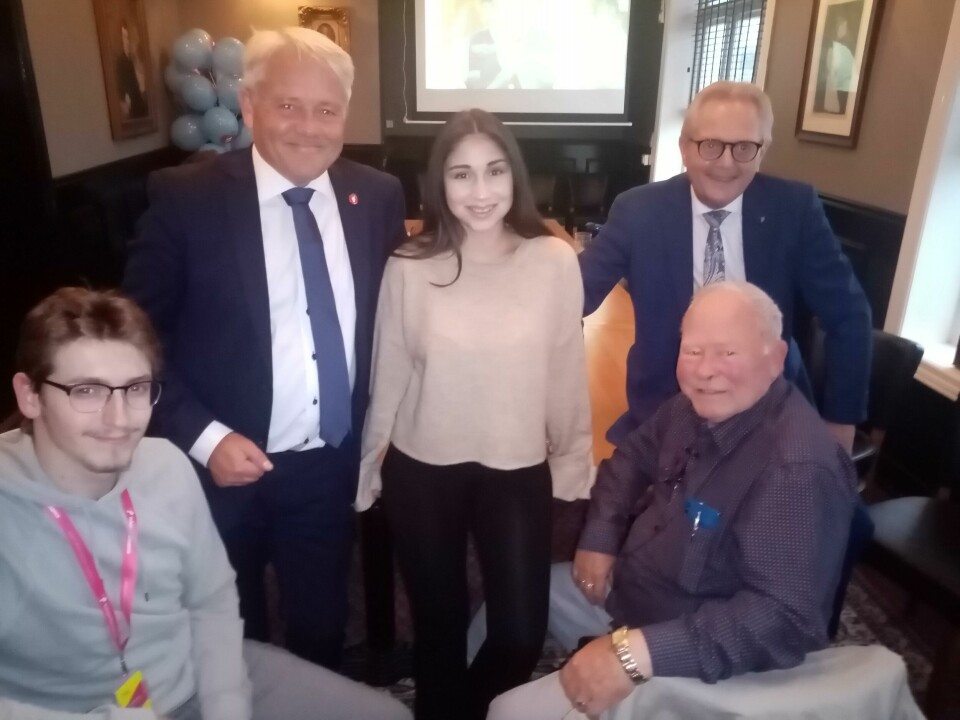 PÅ VALGVAKE: Frps Alexander Leirstein (fra venstre), Bjørnar Laabak, Bianca Skoglie, Leif Eriksen og Arvid Vestvik på Havnelageret. PÅ VALGVAKE: Frps Alexander Leirstein (fra venstre), Bjørnar Laabak, Bianca Skoglie, Leif Eriksen og Arvid Vestvik på Havnelageret.