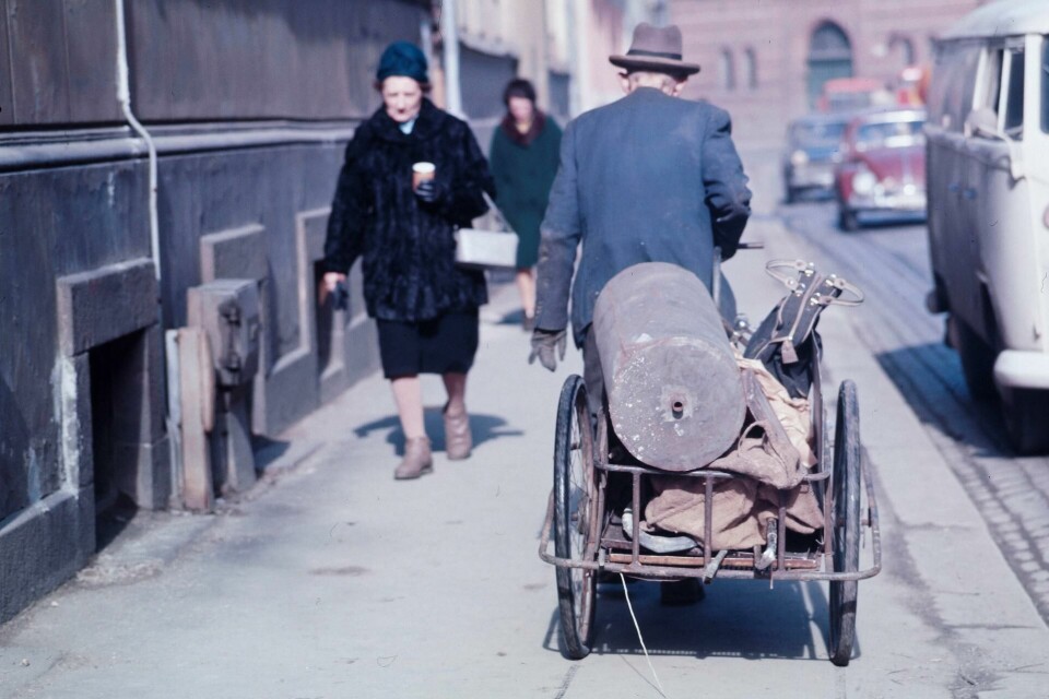 Mann med håndkjerre med skrap i Parkveien ca. 1965-1970. Frydenlund bryggeri i bakgrunnen. Mann med håndkjerre med skrap i Parkveien ca. 1965-1970. Frydenlund bryggeri i bakgrunnen.