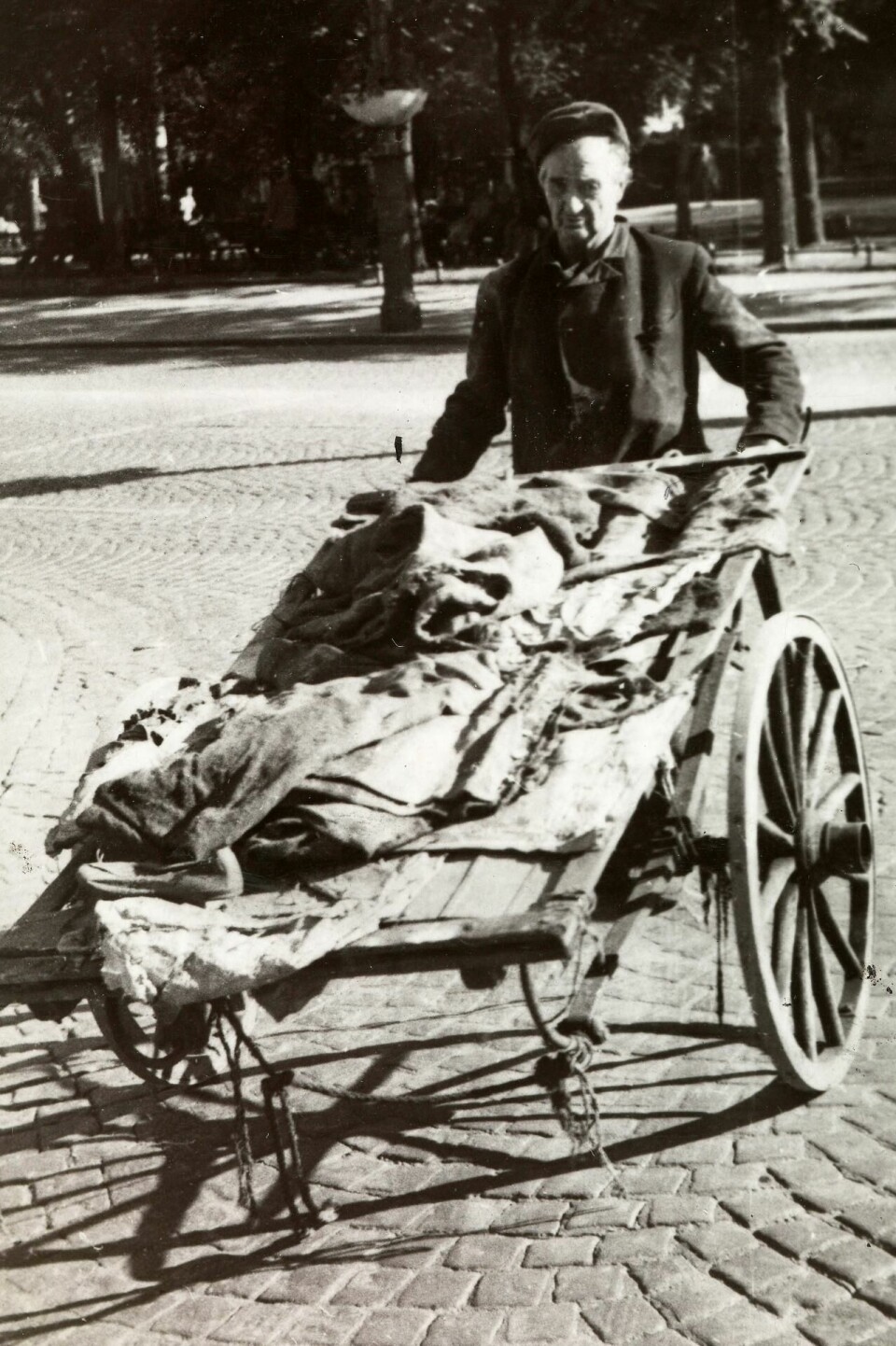 Fillepelleren Fridtjof Kristiansen med sin håndkjerre ca. 1955. Han levde av å gå rundt og kjøpe metall, flasker og tøy. Han ble i bybildet kjent som «Luse-Frants», noe som ikke skyldtes lus, men en nervesykdom som gjorde at det så ut som han klødde. Fillepelleren Fridtjof Kristiansen med sin håndkjerre ca. 1955. Han levde av å gå rundt og kjøpe metall, flasker og tøy. Han ble i bybildet kjent som «Luse-Frants», noe som ikke skyldtes lus, men en nervesykdom som gjorde at det så ut som han klødde.