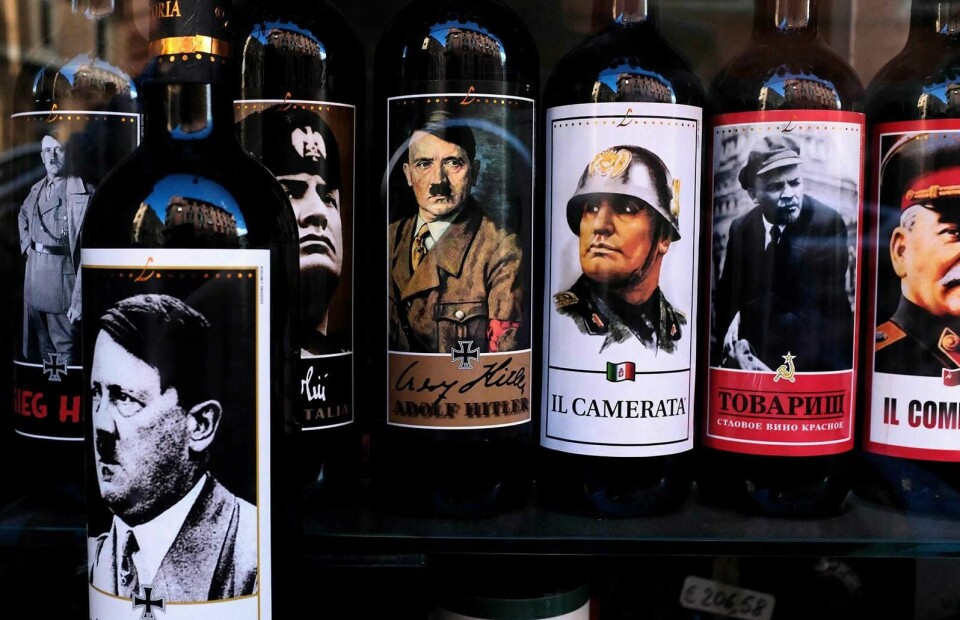 Portretter av Hitler, Mussolini, Lenin og Stalin framstår på flaskene til vinprodusenten Alessandro Lunardelli i Italia. FOTO: CLAUDIA GAZZINI/NTB SCANPIX