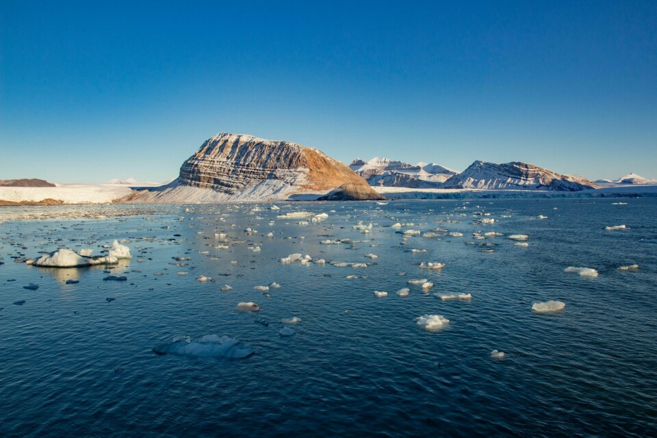 Smeltende is fra isbreer som kalver ut i Kongsfjorden ved Ny-Ålesund på Svalbard. FOTO: ARE FØLI / NTB SCANPIX