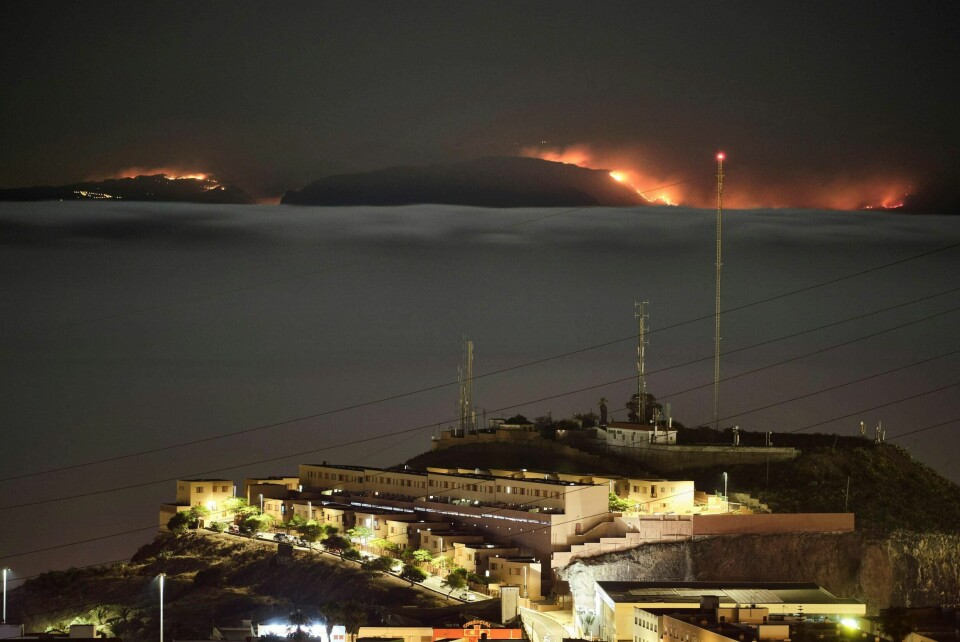 Brannen på Gran Canaria kan sees fra naboøya Tenerife. Brannmannskapet har ikke kontroll og 9.000 innbyggere er evakuert.