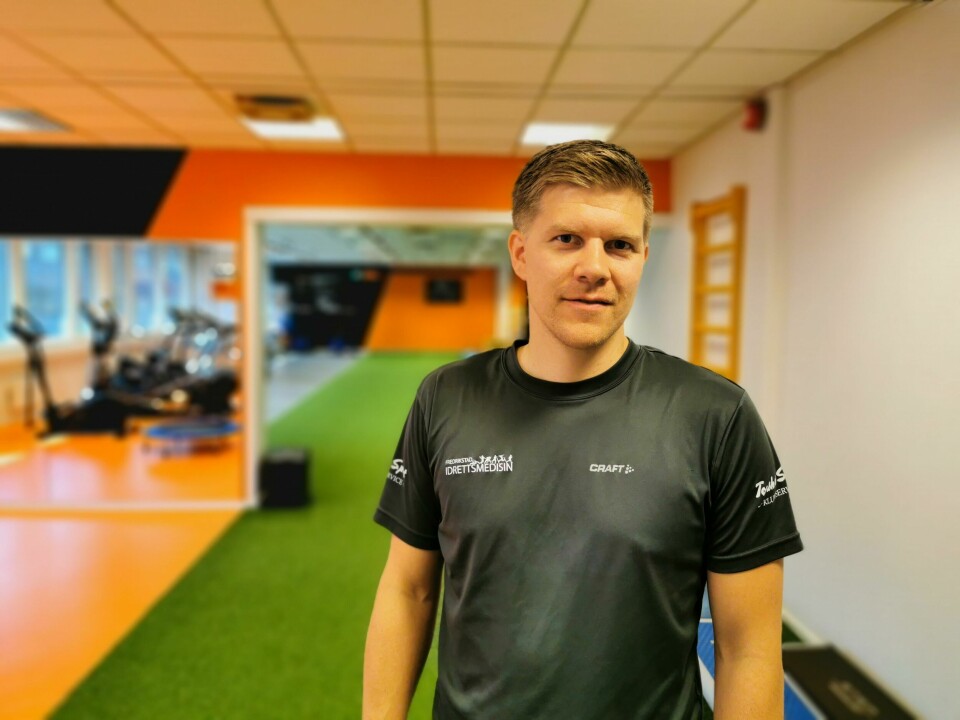 IDRETTSMEDISIN: Henrik Warpe-Kinn er fysioterapeut hos Fredrikstad Idrettsmedisin. Han frykter større belastningsskader ved bruk av baner med sand. IDRETTSMEDISIN: Henrik Warpe-Kinn er fysioterapeut hos Fredrikstad Idrettsmedisin. Han frykter større belastningsskader ved bruk av baner med sand.