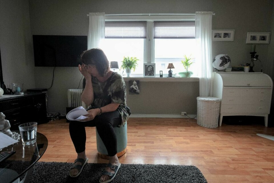 Beate Skogly sitter med brevene fra Namsmannen i hånda, som varsler utkastelse. – Jeg trodde hele tiden at det ville ordne seg, at Nav ville vise huseier at de garanterte for depositum. Beate Skogly sitter med brevene fra Namsmannen i hånda, som varsler utkastelse. – Jeg trodde hele tiden at det ville ordne seg, at Nav ville vise huseier at de garanterte for depositum.
