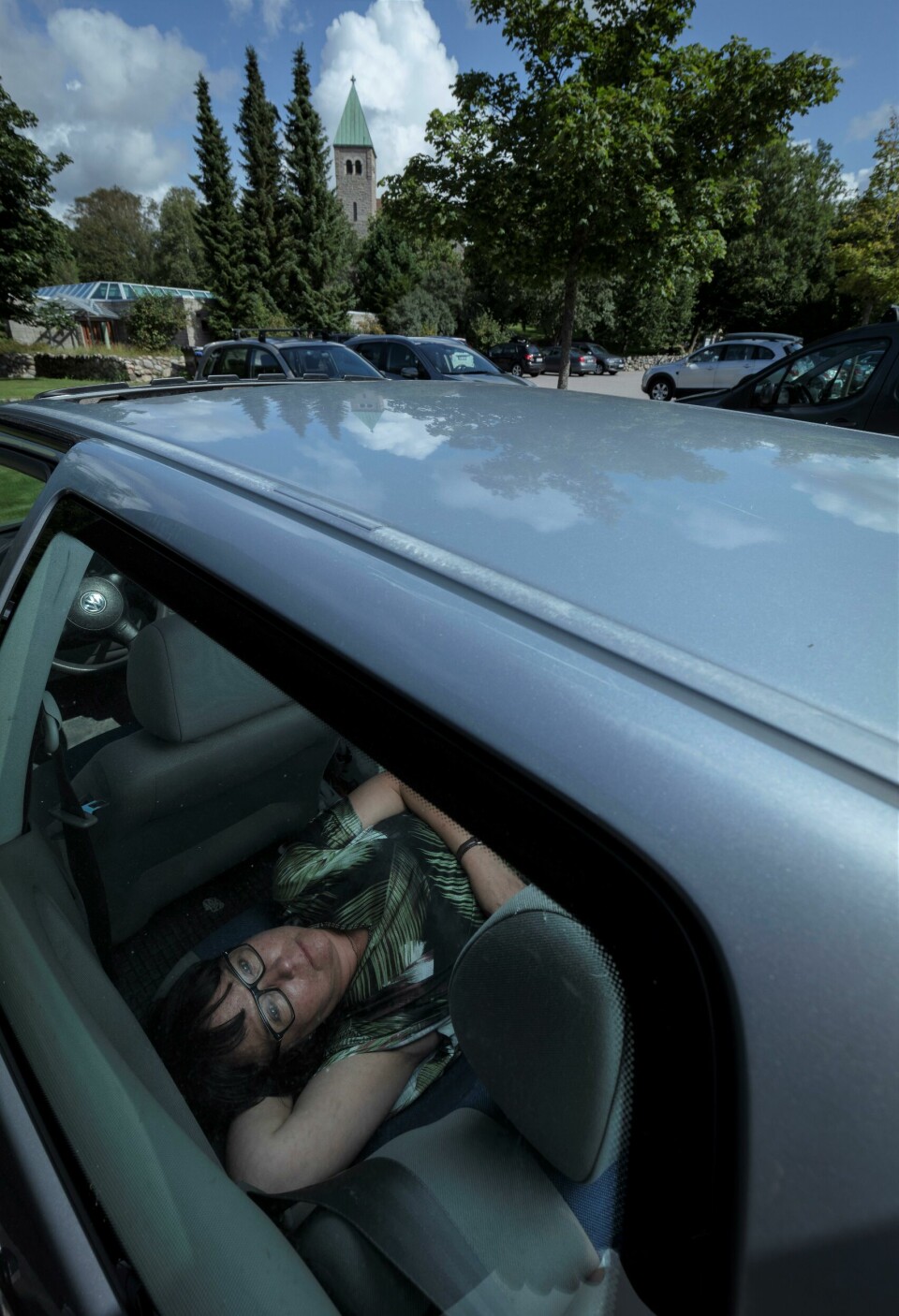 Dette er bilen Beate Skogly bodde i gjennom to uker. Hun parkerte ulike steder hver kveld, blant annet ved kirkegården og ved en strand. 20190814: Beate Skogly ble kastet ut av leiligheten sin. NAV beskyldes for svikt. Kurt Inge Bjørnholm har gjennom sitt foretak Velferdsviteren i Fredrikstad bistått henne. FOTO: WERNER JUVIK