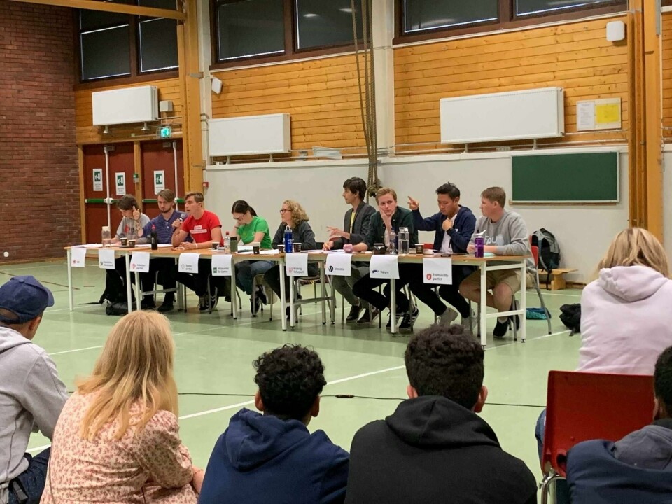 HØY TEMPERATUR: Det ble til tider et tøft debattklima under den første av tre skoledebatter på Frederik II videregående skole. SVs Freddy André Øvstegård (nr. 2 fra venstre) sa at hans parti ville «kaste rasistene ut av regjering», noe Frps Ole Martin Johansen (ytterst til høyre) likte svært dårlig.