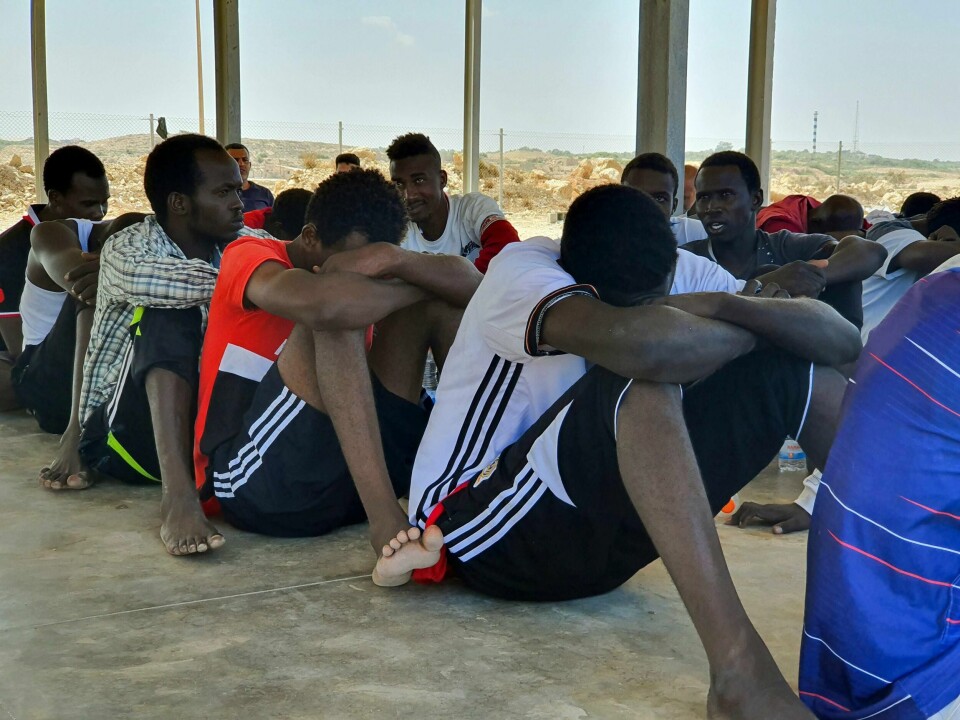 Migranter som er plukket opp av den libyske kystvakten, hviler tirsdag utenfor byen Khoms, rundt 120 kilometer øst for hovedstaden Tripoli.