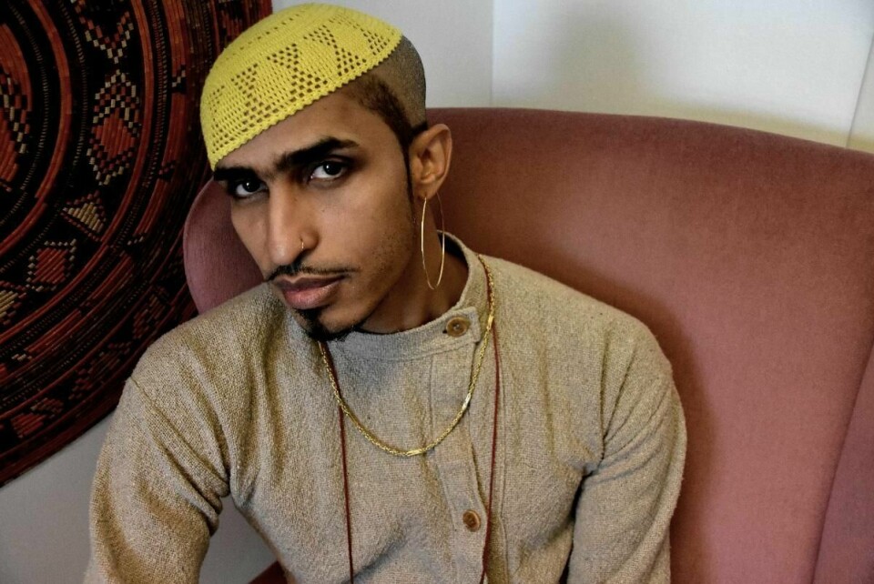 Den sudansk-norske kunstneren Ahmed Umar (30) velger å snakke for de som ikke tør elle rkan. I Sudan kalles det «å bære det stygge ansiktet».