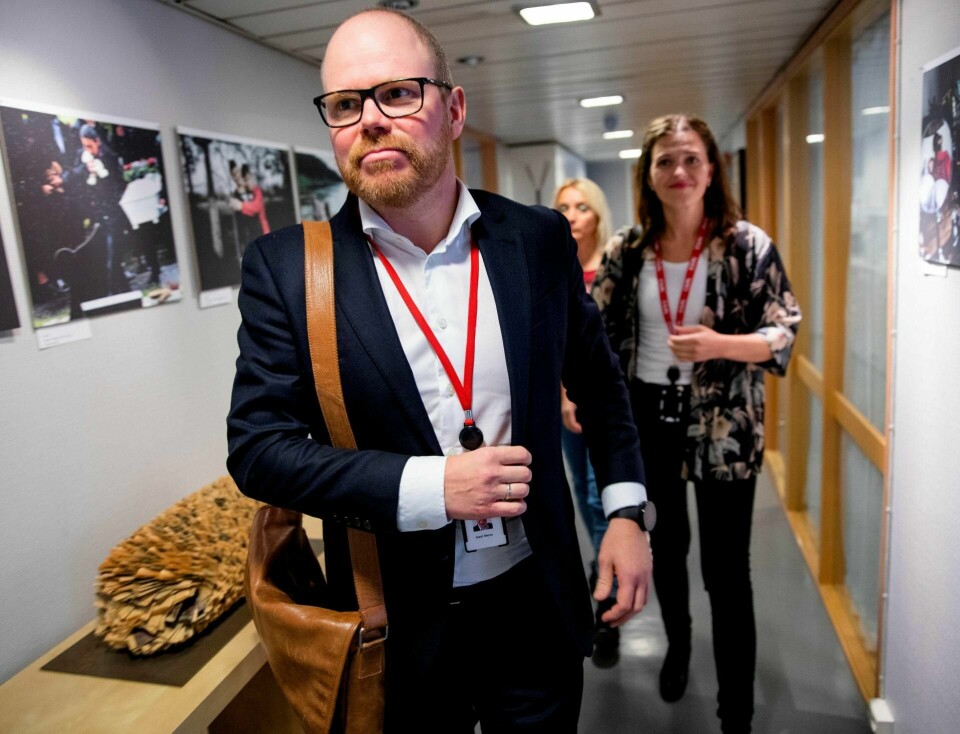 VGs sjefredaktør Gard Steiro (foran) og nyhetsredaktør Tora Bakke Håndlykken (bak) på vei ut av PFUs møte om den såkalte Vulkan-saken. FOTO: Stian Lysberg Solum/NTB Scanpix