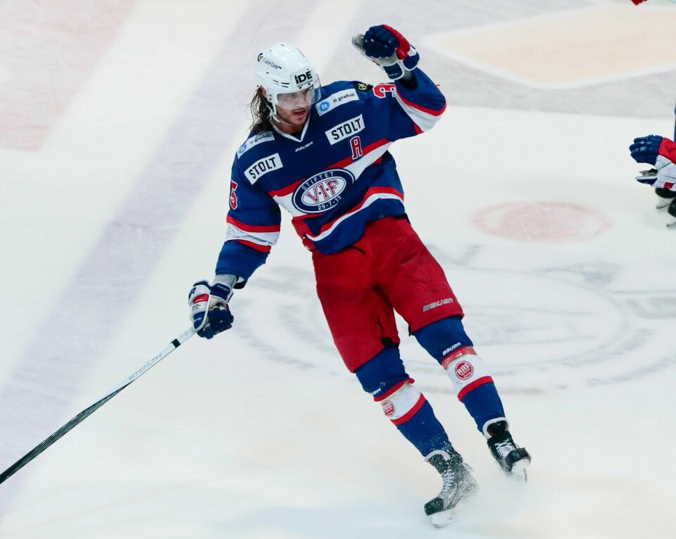 Vålerengas Martin Lauman Ylven jubler etter en scoring for Vålerenga.
