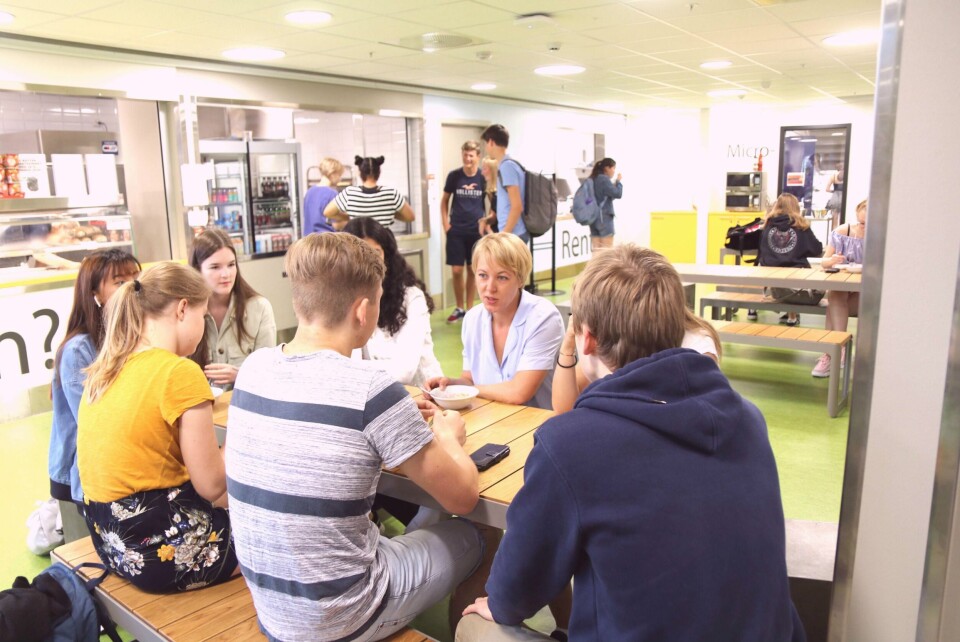 Marianne Chesak, fylkes-varaordfører i Rogaland, spiste frokost med elevene på St. Olav videregående skole i går. Både hun og elevene mener det er et kjempefint tilbud at de får det servert gratis på skolen.