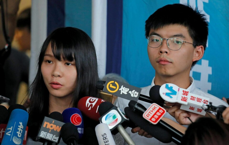 Agnes Chow (t.v.) og Joshua Wong (t.h.) møtte pressen etter at de ble løslatt mot kausjon i går. En rekke demokratiforkjempere ble pågrepet i Hongkong i løpet av et døgn torsdag og fredag.FOTO: LILLIAN SUWANRUMPHA/NTB SCANPIX