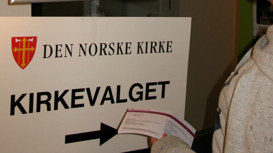 Oslo 20110912. Valgdag. Kirkevalg. Ungdom med stemmeseddel i hånden. Ser på plakat til kirkevalget for Den norske kirke. Ofte er det vanskelig å stemme fordi man ikke kjenner til kandidatene, og er ganske kirkefremmed. Her en stor plakat med bilder av kandiatene.
Inne i valgrommet er det også satt opp PC med informasjon om kandiatene.
FOTO: SCANPIX