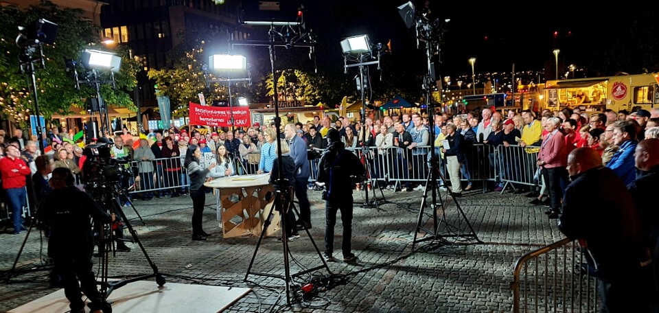 En god gjeng hadde møtt opp for å høre og se kveldens bompengedebatt på Bragernes Torg. Foto: Pål Karstensen