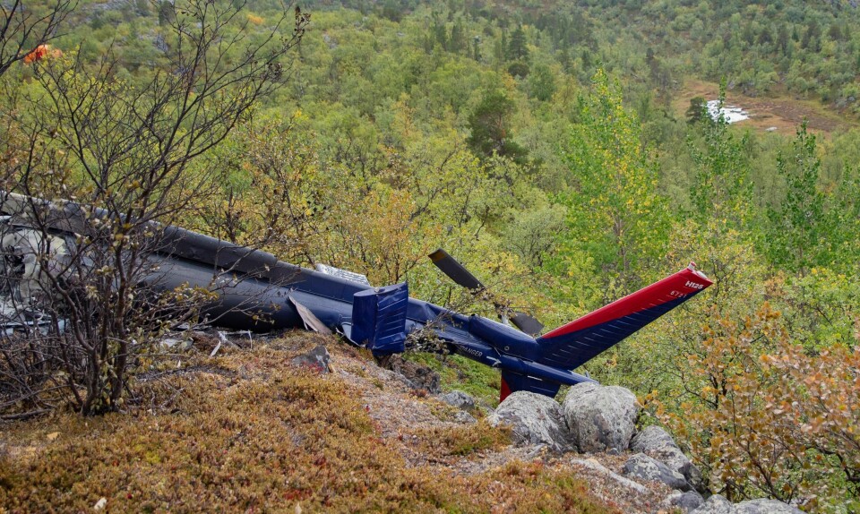 Vraket av helikopteret, som lørdag havarerte i fjellsiden overfor Kvenvikvannet ved Alta. Seks personer omkom i ulykken. Nå ber statsadvokaten om etterforskning av Helitrans.