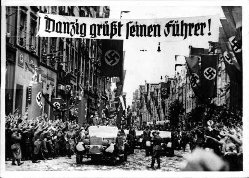 HILSES VELKOMMEN: Byen Danzig hilser Hitler velkommen i 1939 med bannere og hitlerhilsen. 20031013