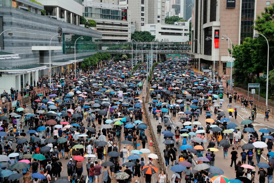 Tusenvis av mennesker protesterer i gatene i Hongkong lørdag til tross for at politiet la ned forbud mot en planlagt demonstrasjon. Foto: Kin Cheung, AP / NTB scanpix