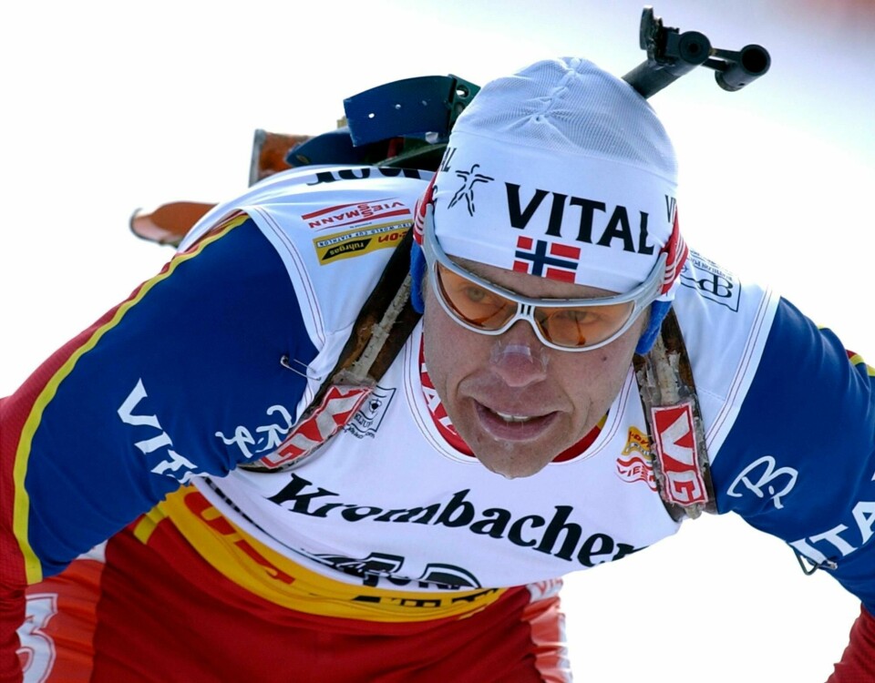Halvard Hanevold i aksjon som aktiv skiskytter i 2005. Foto: Darko Bandic/AP/NTB scanpix
