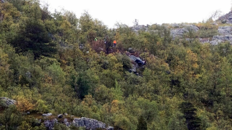 Mannskap fra politiet og Havarikommisjonen arbeider på stedet hvor et helikopter fra Helitrans styrtet lørdag 31. august.
