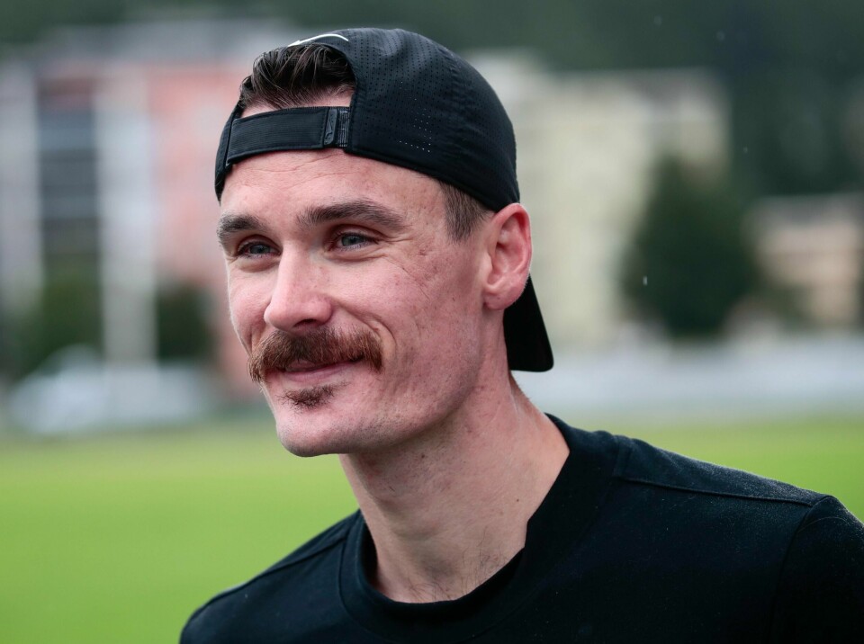 Henrik Ingebrigtsen feier all tvil til side og bekrefter at han deltar i verdensmesterskapet i friidrett i Doha.