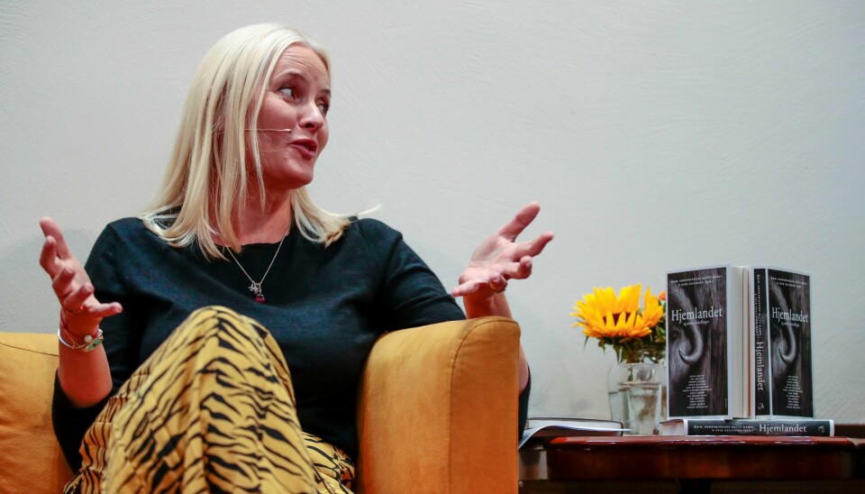 Kronprinsesse Mette-Marit under presentasjonen av boka «Hjemlandet og andre fortellinger». Sammen med Geir Gulliksen har hun invitert tolv forfattere til å bidra med nyskrevne noveller og essay. Foto: Lise Åserud / NTB scanpix.