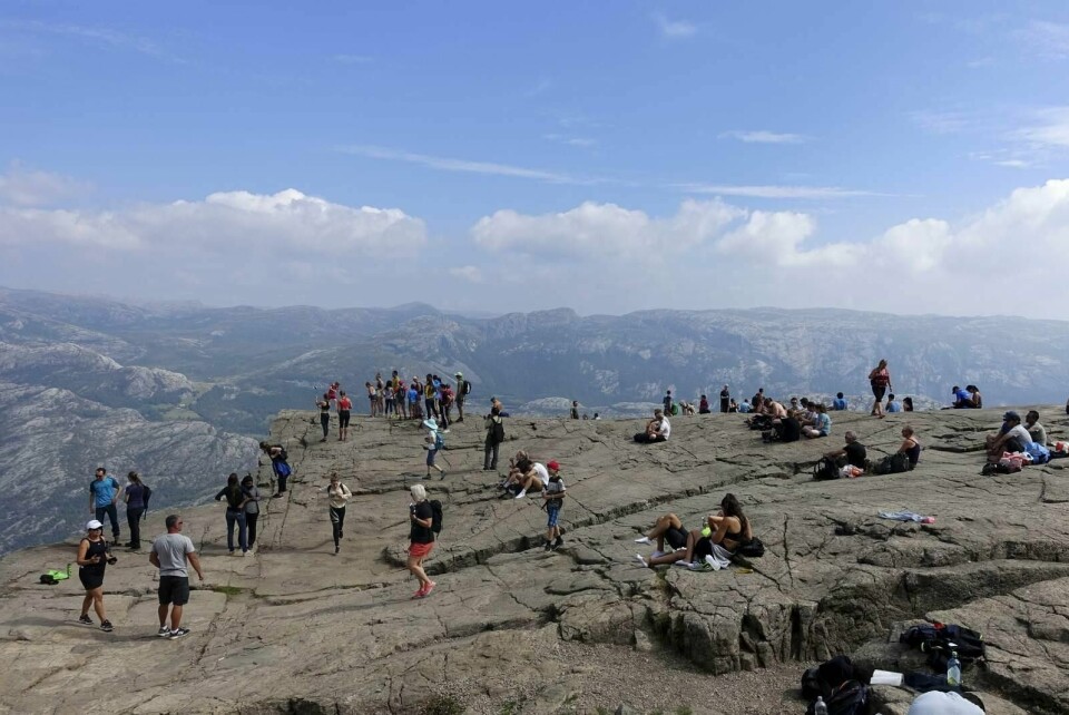 Turistene strømmer opp til Preikestolen i store mengder. Bør turisttrafikken begrenses? Foto: Marianne Løvland, NTB Scanpix