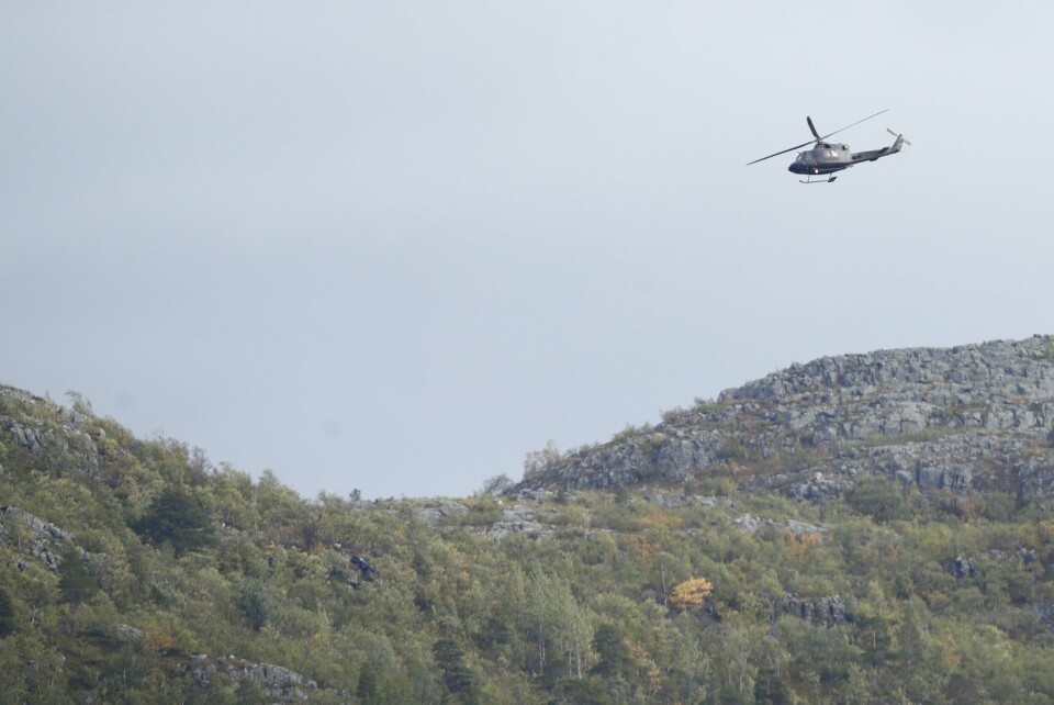 Et helikopter fra forsvaret over ulykkesomerådet. Helikoptervaket ligger i ulendt terreng i Kvenvik-området, sørvest for Alta Alta 2019901. Et helikopter fra forsvaret over ulykkesomerådet. Helikoptervaket ligger i ulendt terreng i Kvenvik-området, sørvest for Alta. Foto: Terje Pedersen / NTB scanpix
