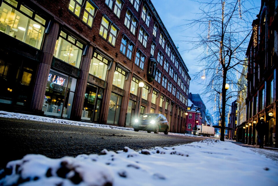Denne høsten skal det bli sykkelfelt i Rådhusgata i kvadraturen. Som en konsekvens av dette vil gata bli enveiskjørt. Oslo 20190121.
En bil på vinterføre opp Rådhusgata i Oslo mandag morgen.
Foto: Stian Lysberg Solum / NTB scanpix