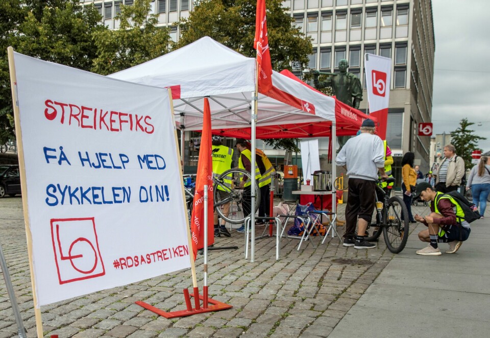 OsloSyklister i matleveringstjenesten Foodora streiker etter at selskapet og Fellesforbundet ikke klarte å bli enige om en tariffavtale. De streikende syklistene hadde satt opp et provisorisk sykkelverksted for forbipasserende på Youngstorget torsdag.Foto: Ole Berg-Rusten / NTB scanpix OsloSyklister i matleveringstjenesten Foodora streiker etter at selskapet og Fellesforbundet ikke klarte å bli enige om en tariffavtale. De streikende syklistene hadde satt opp et provisorisk sykkelverksted for forbipasserende på Youngstorget torsdag.Foto: Ole Berg-Rusten / NTB scanpix
