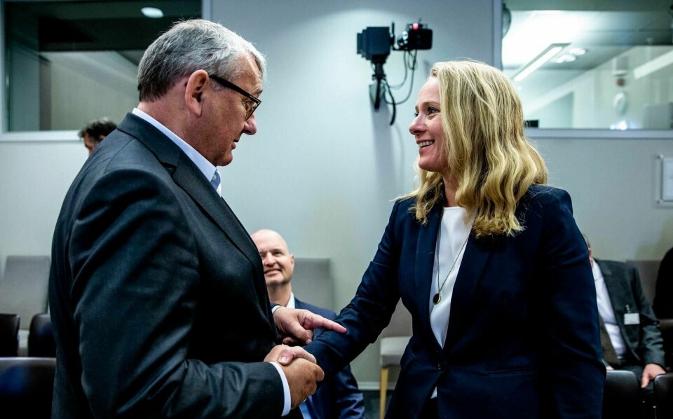 Riksrevisor Per-Kristian Foss hilser på arbeids- og sosialminister Anniken Hauglie (H) under en høring i Stortingets kontroll- og konstitusjonskomité om manglende oppfølging av helse, miljø og sikkerhet i oljesektoren. Nå styrkes Petroleumstilsynet i neste års statsbudsjett.