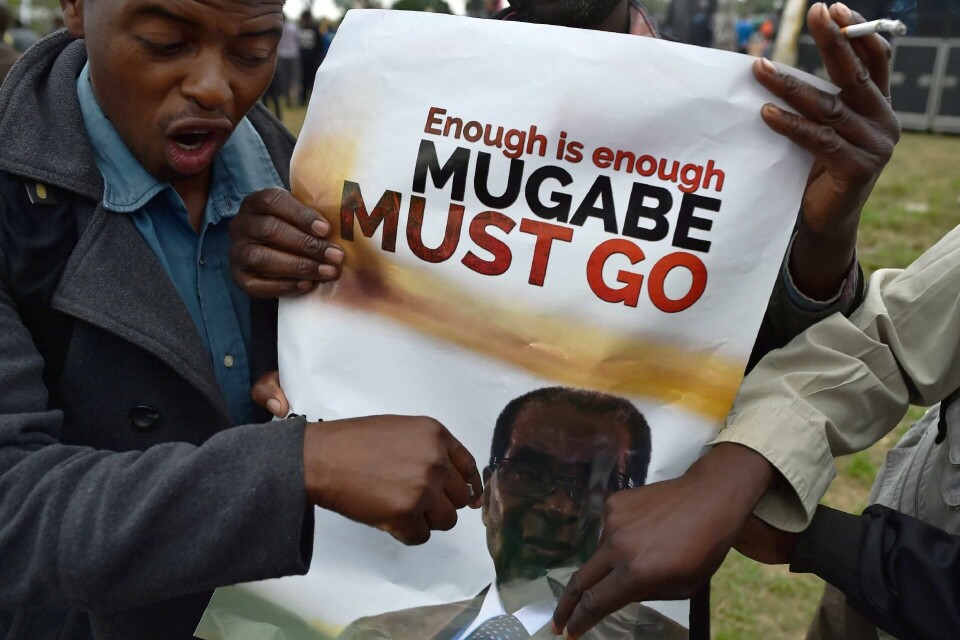 MOT SLUTTEN: Presset ble for stort til slutt. Demonstrasjoner førte til at Mugabe ble presset ut til slutt av eget parti i 2017. FOTO: NTB SCANPIX MOT SLUTTEN: Presset ble for stort til slutt. Demonstrasjoner førte til at Mugabe ble presset ut til slutt av eget parti i 2017. FOTO: NTB SCANPIX