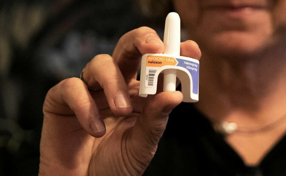 Nesesprayen Nalokson har gjentatte ganger blitt redningen ved overdoser, og helseminister Bent Høie er blant dem som har uttalt at den redder liv. Likevel kan nesesprayen være farlig å bruke, advarer lege.