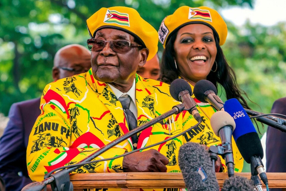 Robert Mugabe ble sittende i 37 år som leder i Zimbabwe. Her under et partimøte med kona Grace, som ble visepresident i 2017.