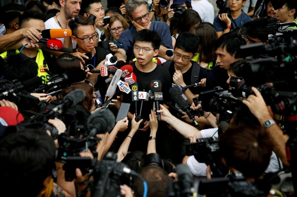 Demokratiforkjemper Joshua Wong (midten), her avbildet under en demonstrasjon i juni, har en tydelig beskjed til Hongkongs leder Carrie Lam. FOTO: THOMAS PETER/NTB SCANPIX