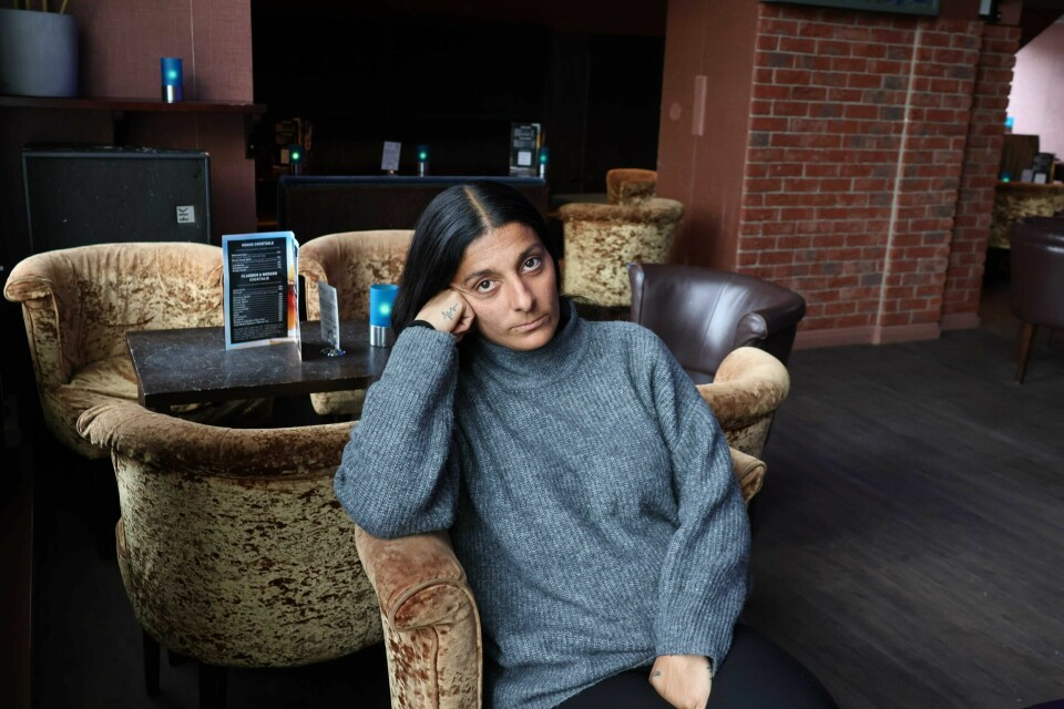 Salomeh Shamsabad har i 30 år lurt på hvem som drepte moren hennes. Salomeh Shamsabad, datter til drapsofferet Fahimeh Esteghlalian, Minde-drapet
