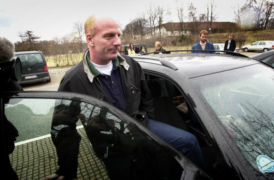 OSLO 20010429: Orderud-saken: Tiltalte Lars Grønnerød, som til nå har nektet fotografering, holdt egen pressekonferanse utenfor sin bolig på Frogner i Oslo søndag. Her på vei inn i en bil. Foto: Tor Richardsen / SCANPIX OSLO 20010429: Orderud-saken: Tiltalte Lars Grønnerød, som til nå har nektet fotografering, holdt egen pressekonferanse utenfor sin bolig på Frogner i Oslo søndag. Her på vei inn i en bil. Foto: Tor Richardsen / SCANPIX