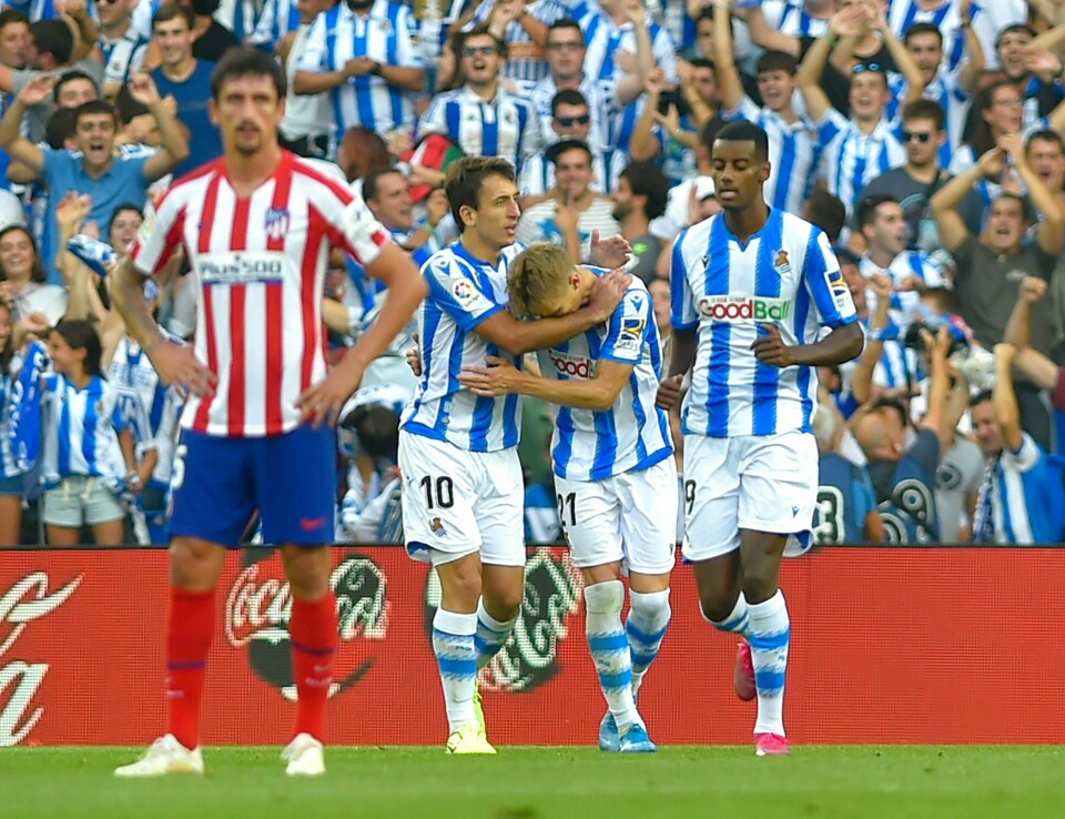 Martin Ødegaard gratuleres av lagkamerat Mikel Oyarzabal etter 1-0 scoringen mot Atletico Madrid lørdag kveld.
