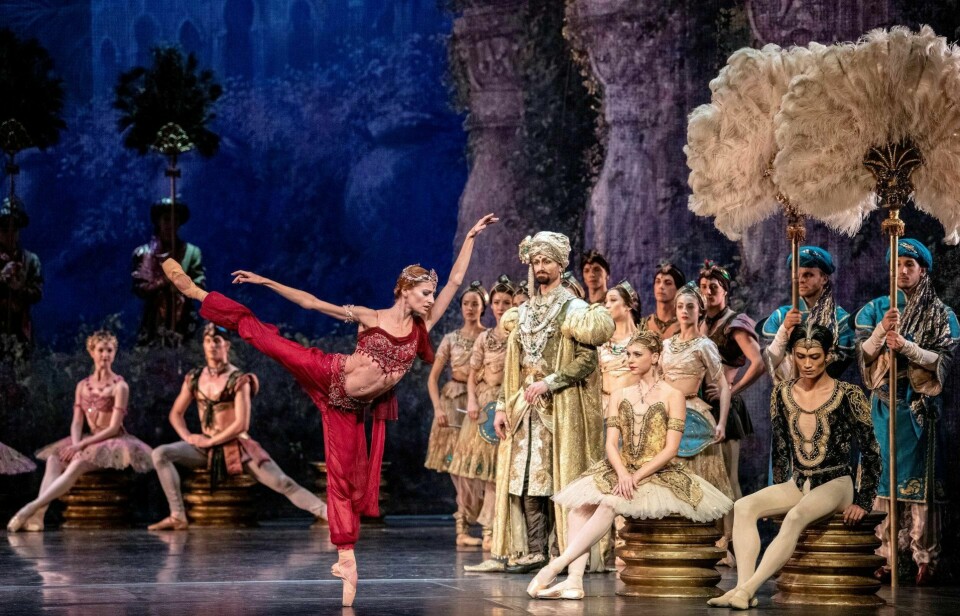 «Kjærlighet, sjalusi, sinte guder og dansende bronsefigurer – «La Bayadere» er et eventyr av det store kaliberet, solid gjennomført av Nasjonalballetten.»
