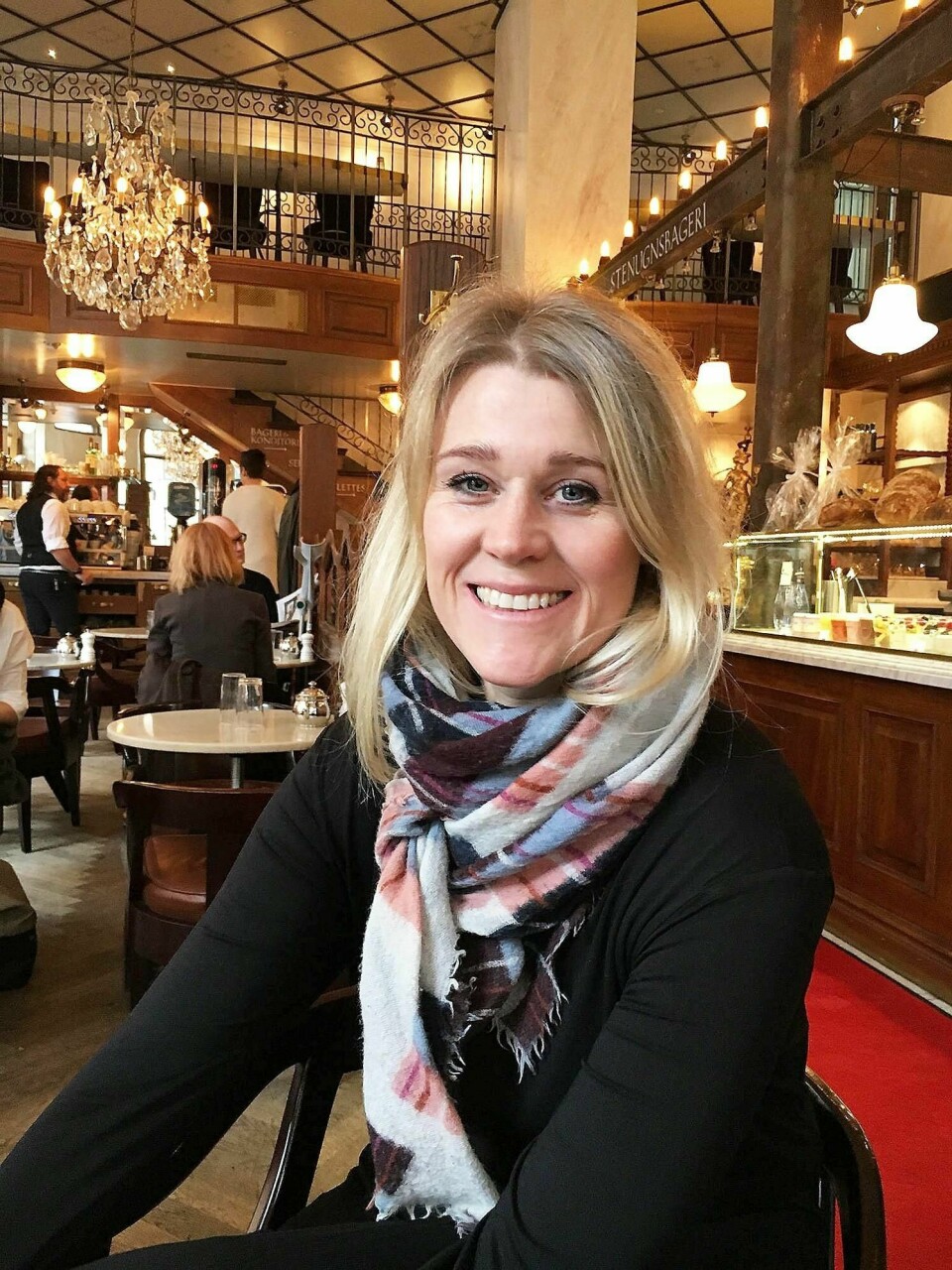 Hege Kolstad lager smågodt for Nidar.