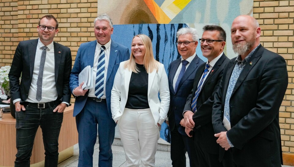 Trond Helleland (H), Mona Fagerås (SV), Frank Sve (Frp), Geir Jørgensen (R), Kjell Ingolf Ropstad (KrF) og André N. Skjelstad (V) kan smilende fortelle at de har blitt enige om å plusse på ekstra i transportplanen. Oslo 20240605. Trond Helleland (H), Mona Fagerås (SV), Frank Sve (Frp), Geir Jørgensen (R), Kjell Ingolf Ropstad (KrF) og André N. Skjelstad (V) i Vandrehallen i Stortinget, der de orienterer om enighet knyttet til prosjekter i forbindelse med Nasjonal transportplan 2025 - 2036.Foto: Terje Bendiksby / NTB