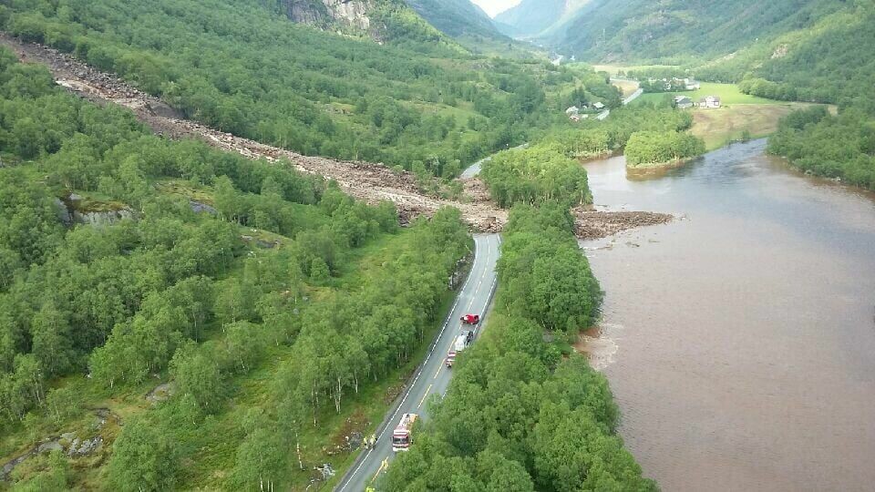 Store mengder jord og stein raste over fylkesvei 45 Hunnedalsveien ved Motland i juni 2016. Foto: Politiet