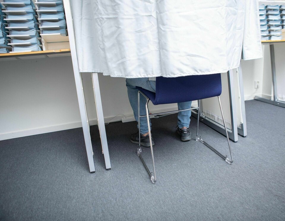 VALG: Du setter deg godt til rette med kulepennene og stemmeseddelen, men hva i huleste krysser du på? FOTO: VALGDIREKTORATET